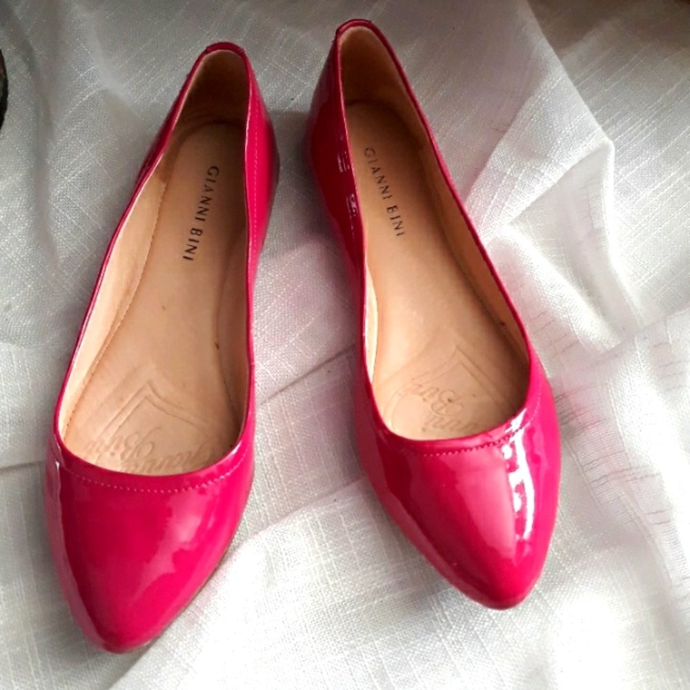 Gianni Bini hot pink patent leather flats. Size 7